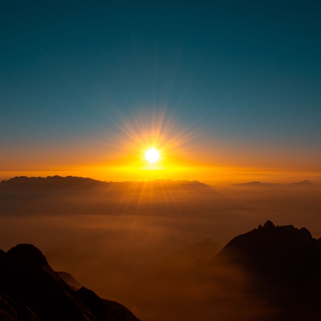 Il y'a un couché de soleil, l'image ci-dessous est un paysage. C'est une perspective vue en hauteur, le paysage est désertique et il y'a un brouillard.