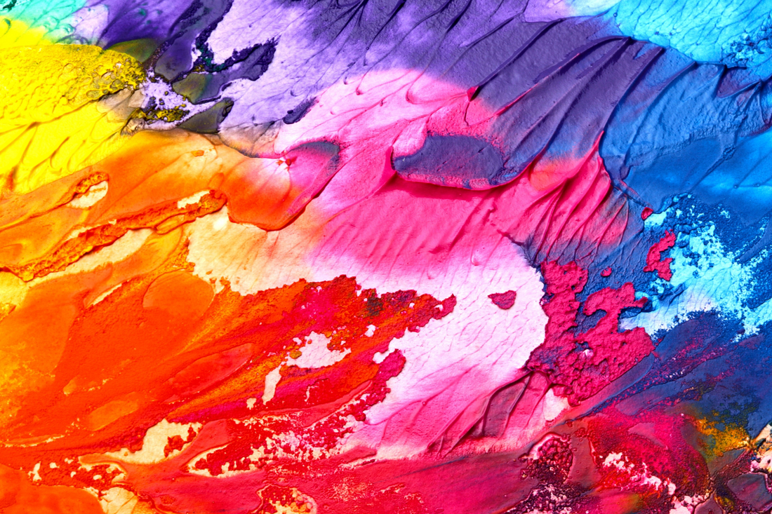 Il y'a plusieurs couleurs primaires sur l'image, comme une palette de peinture en couleur.