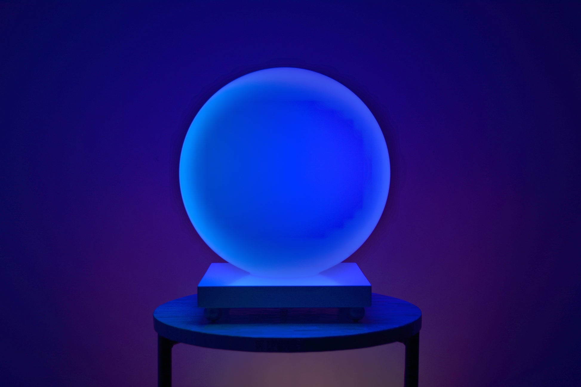 Une Sensosphère pro de couleur bleu est posée sur une table basse.